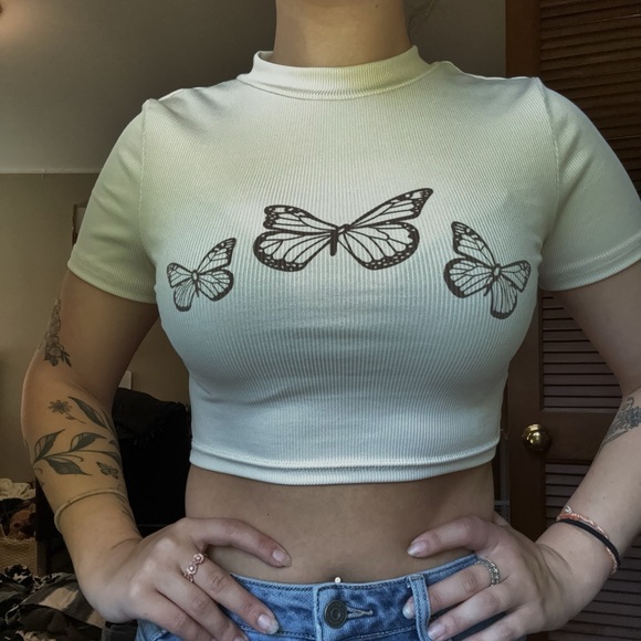 Butter fly cropped tee - Picture 1 of 3